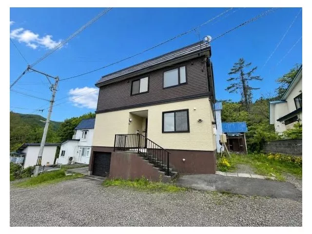A spacious two-family house with plenty of rooms, featuring 2LDK + 4LDK! A home with a garage.