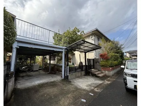 A solid structure made of lightweight steel, providing a safe living environment! The spacious lot features a lush garden.