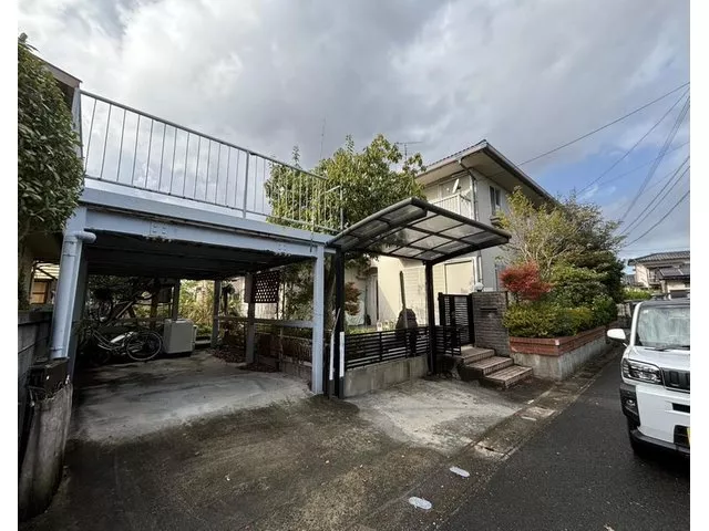 A solid structure made of lightweight steel, providing a safe living environment! The spacious lot features a lush garden.