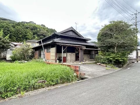 [Has water leakage] A single-story 5DK with all rooms over 6 tatami mats, a veranda, and parking for 2 cars