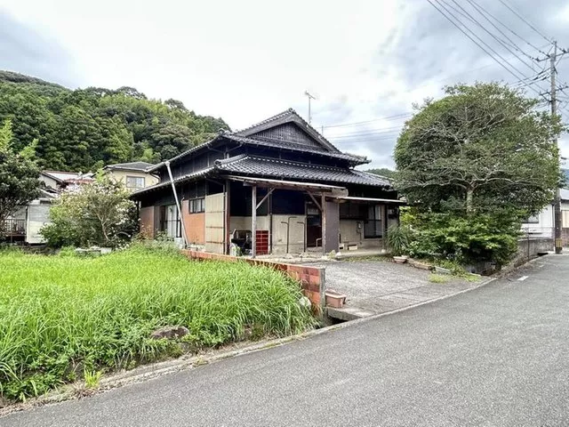 [Has water leakage] A single-story 5DK with all rooms over 6 tatami mats, a veranda, and parking for 2 cars