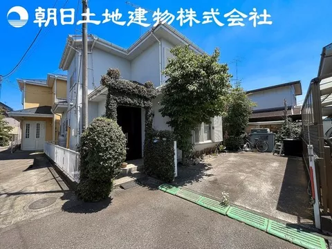 A very bright property situated in a tranquil environment. There is a car space!
