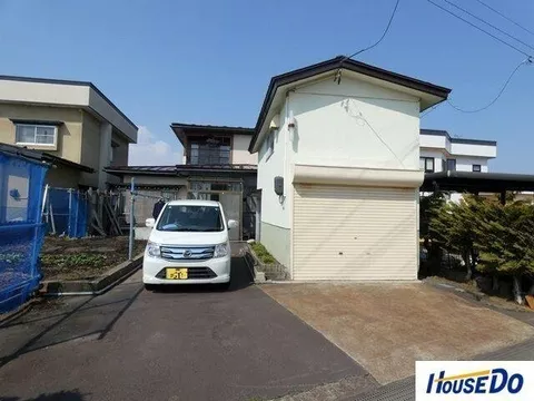 Convenient location for daily life, with shopping within a 10-minute walk.