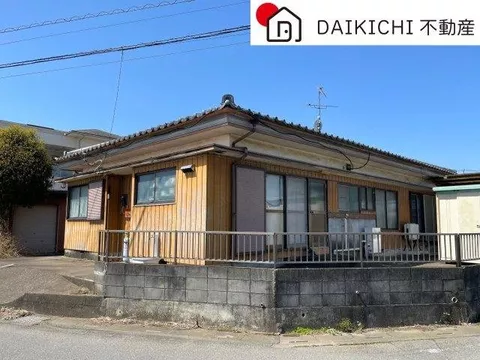 Located on a corner lot in a completed residential area, making it easy to live in!