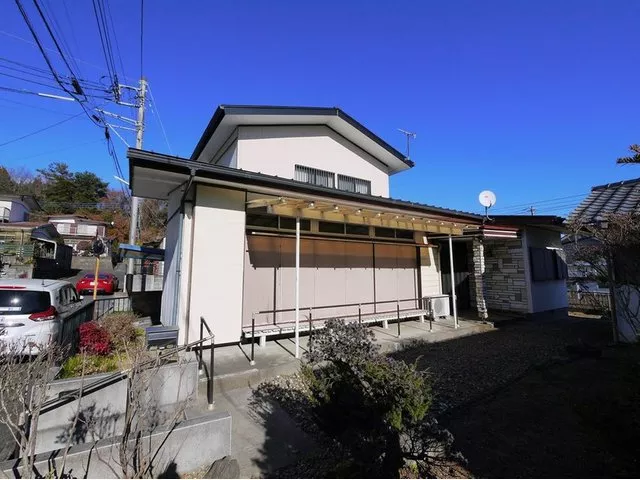 It is a 6K layout. The south side has a garden and good sunlight.
