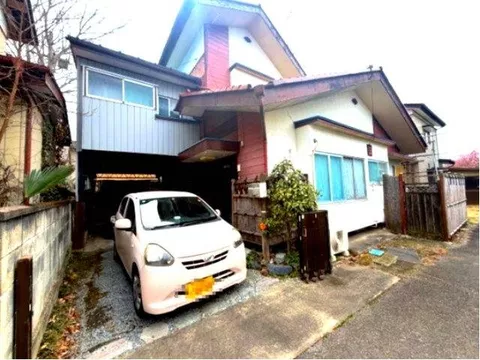 ◆ Lighting fixtures included ◆ Balcony ◆ Air conditioning ◆ Parking for 2 cars available ◆ Quiet residential area