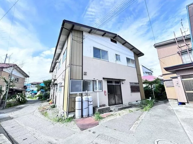 No parking, 11 minutes on foot from Shinjo Station, a building apartment with 4 units for owner change
