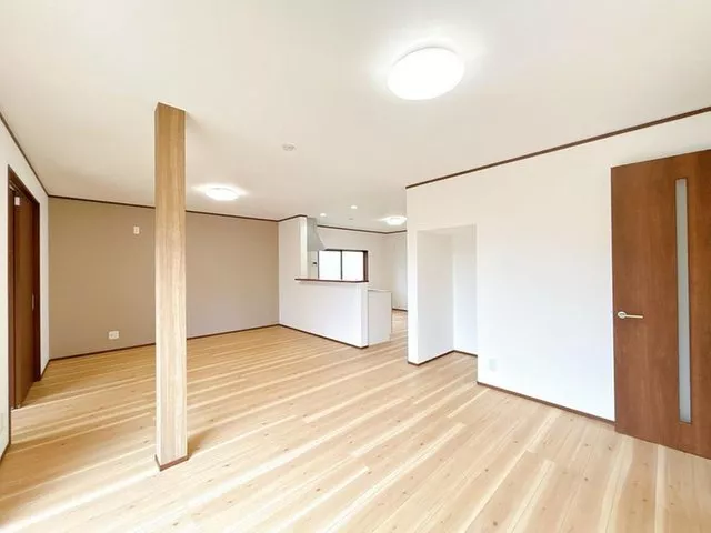 [Open House] Scheduled interior and exterior renovation / Move-in possible within the year / Seismic work / Parking for 2 cars /