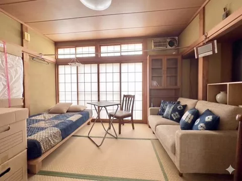 Immediate viewing available! Two train lines and three stations accessible. 5DK south-facing house.