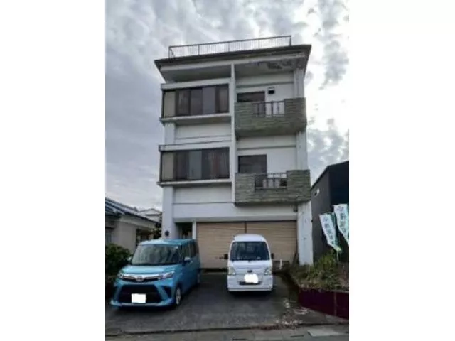 The first floor consists of a garage and storage, a 3-story building with a rooftop!