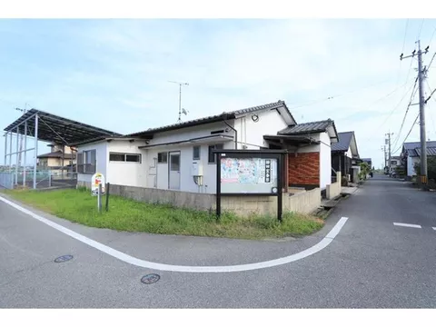 Disclosure matters exist. ■This is a single-story property. ■Parking for 3 or more cars available ■Corner lot property