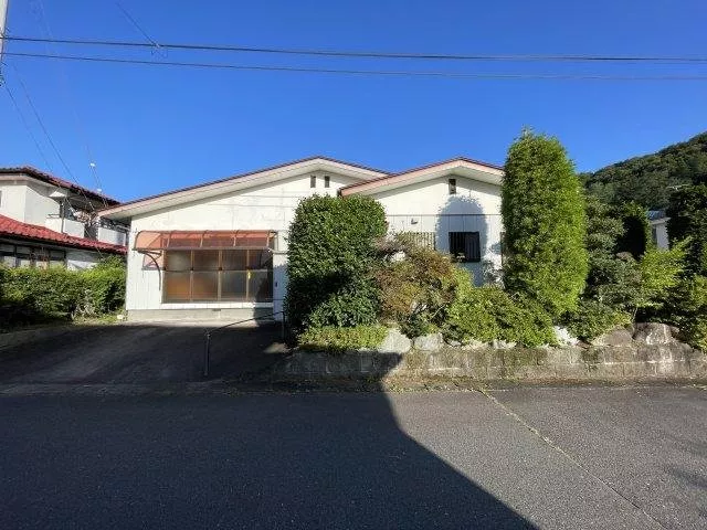 A quiet residential area near National Route 4! We have a single-story house available! Parking for 2 cars!