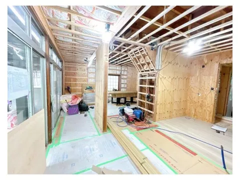 [Open House] Interior and exterior renovations completed / Seismic work / Water facilities replaced / Parking for 3 cars / Osaka