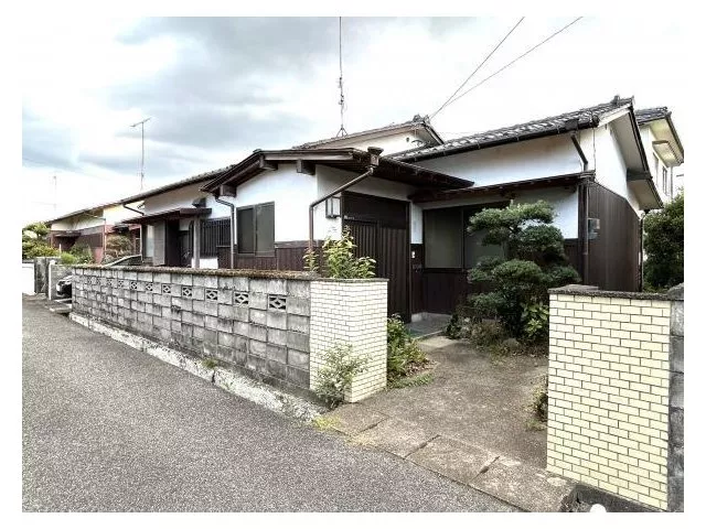 A 4DK single-story house where you can spend relaxing time on the south-facing engawa (veranda).