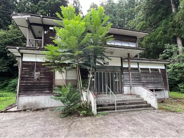 A used house where you can enjoy country living! There is a shutter garage and storage along the prefectural road!