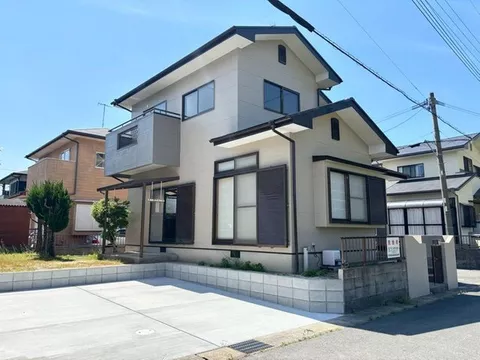 [Itoshima City Main] Exterior painting completed & a renovated house with parking for 4 cars, interior sold as-is.