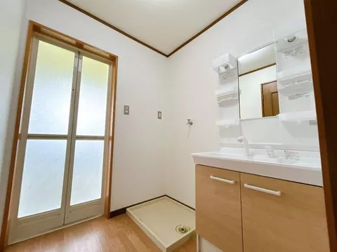 Water area renovated in May 2024. Located 400m (5 minutes on foot) from JR Ikizuki Station.