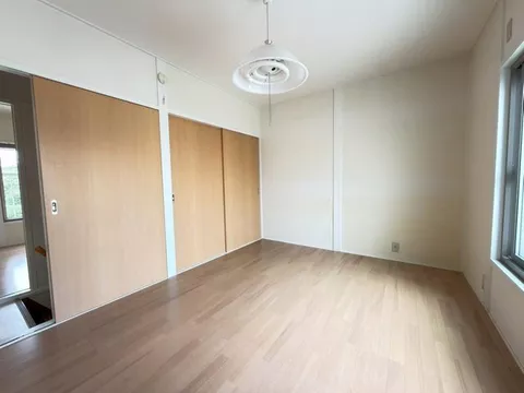 ●Renovated in 2016, vacant and available for easy viewing● - Image 2