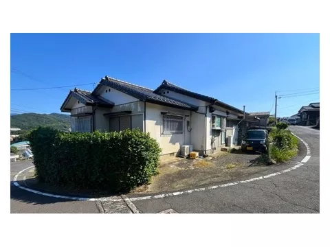 A popular single-story house. A convenient 4DK. Well-equipped with water supply, sewerage, and city gas.