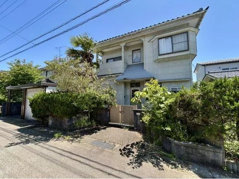 A 4DK used property has appeared in "Kosugi, Tonami City"! Located in a quiet residential area with snow melting on the front road.