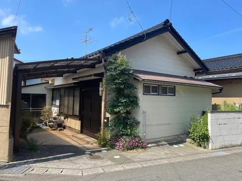 A rare single-story property that is easy to live in!