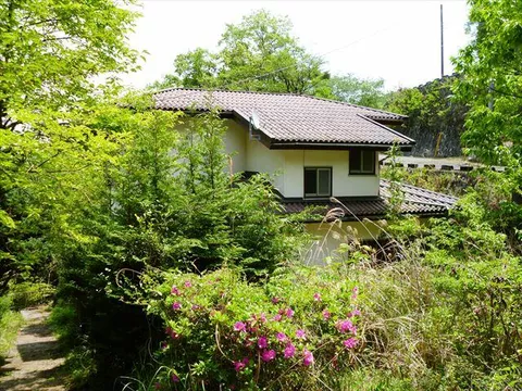 Approximately 90 minutes by car from Nagoya City