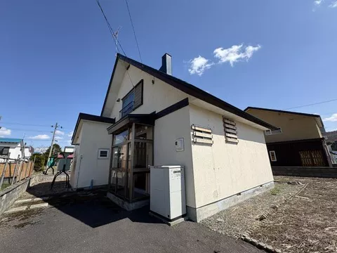 25-minute walk from "Shimokita" Station on the JR Ominato Line