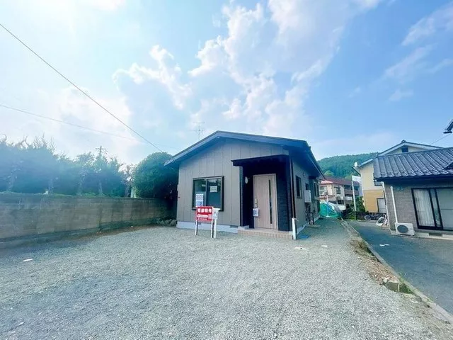 [Open House Held] Interior and exterior renovations completed / Single-story / Water facilities replaced / Parking for 4 cars available