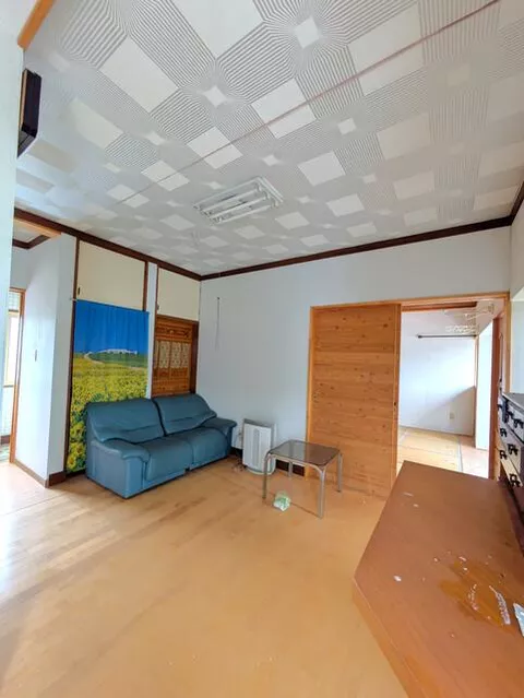 Azuma District, Tsumagoi Village, Oaza Ashioda (Manza-Kazawaguchi Station) 3-story building 7DK - Image 1