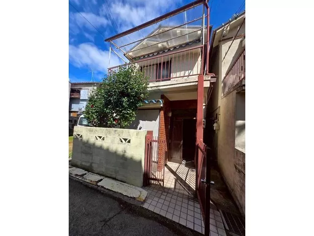 3.5 million yen. 3DK house renovated in April of the 8th year of Reiwa. 3 minutes on foot from the bus stop.