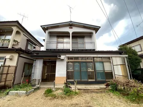 This is a second-hand house built 47 years ago in Koyo 4-chome, Hachinohe City.