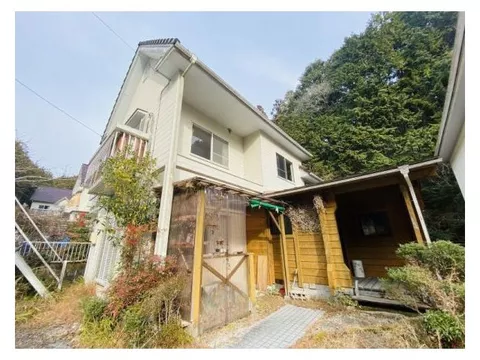 Approximately 76 tsubo of land◆All rooms over 6 tatami◆Garden◆Parallel parking for 2 cars◆Carport◆Some renovation history available