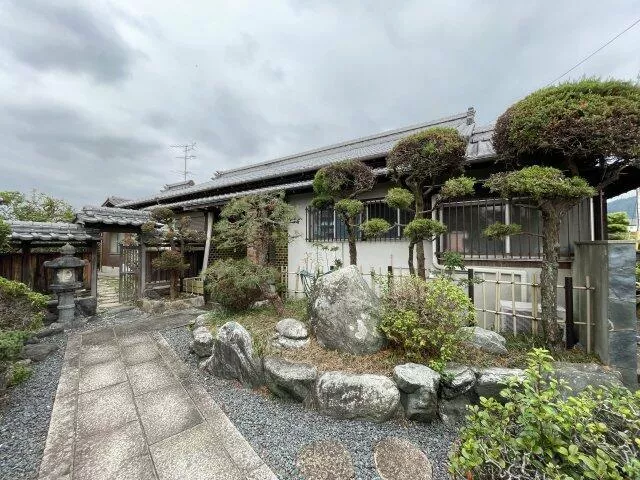 Niihama City, Kitauchi Town 2-chome (Niihama Station) Single-story building 7DK