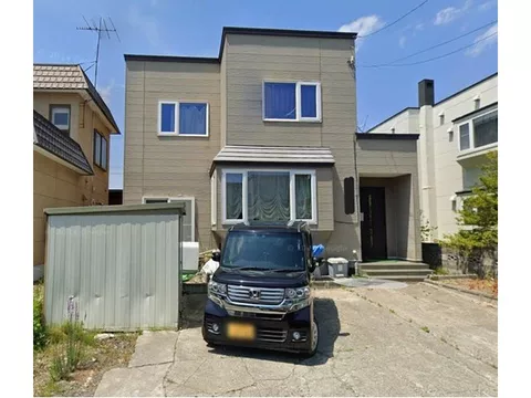 Southeast-facing property with good sunlight! Located in a quiet residential area. Parking for 3 cars available!