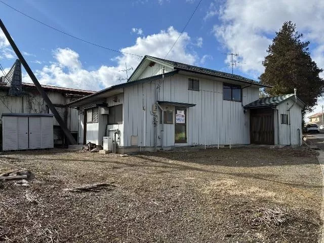 Good access to National Route 4! Can also be considered for use as a store in addition to residential purposes!