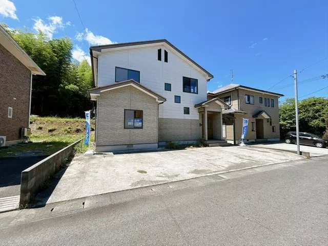Open house event held / Limited-time current sale until 8/23 / Immediate occupancy available / Parking for 4 cars available