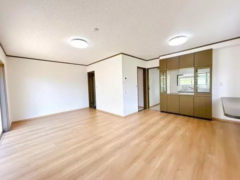 [Open House] [A 4LDK house located in a quiet residential area. Parking available for 2 cars] Inside