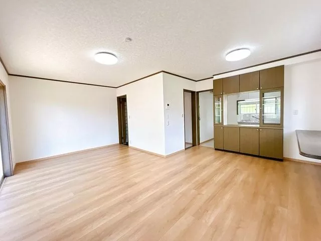 [Open House] [A 4LDK house located in a quiet residential area. Parking available for 2 cars] Inside