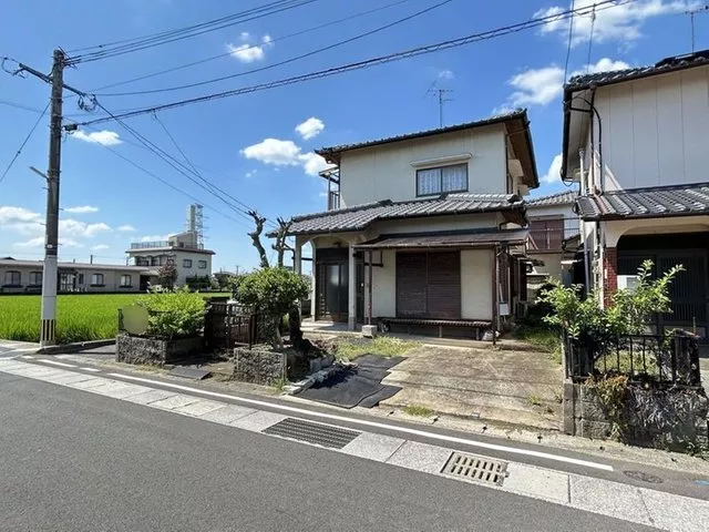 A residence with 5 rooms in a 2-story building, located 5 minutes on foot from Ongano Station and with all rooms having two sides of natural light.