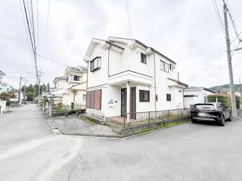 Spacious 4LDK with a large storage room for a tidy living! Conveniently located within walking distance to the supermarket.