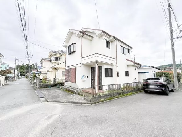 Spacious 4LDK with a large storage room for a tidy living! Conveniently located within walking distance to the supermarket.