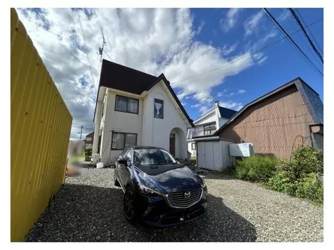 South-facing with good sunlight, 3LDK with a road width of 10m, making parking easy.