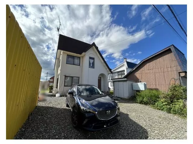 South-facing with good sunlight, 3LDK with a road width of 10m, making parking easy.