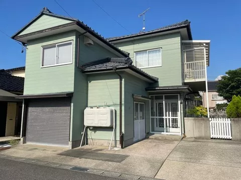 A south-facing property with a garden and good sunlight located in a quiet residential area!