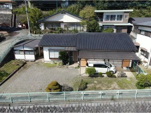Spacious single-story house with over 100 tsubo of land. A calm living environment overlooking the mountains.