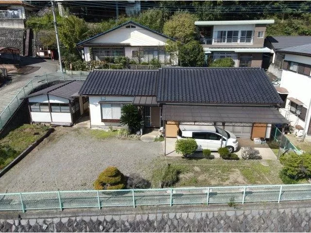 Spacious single-story house with over 100 tsubo of land. A calm living environment overlooking the mountains.
