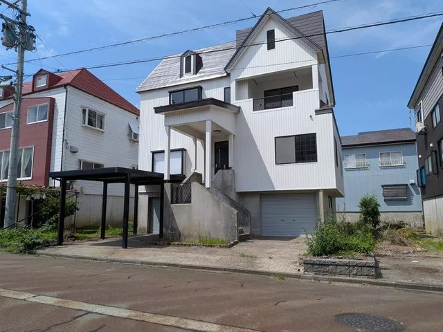 Major interior and exterior renovation, 3-story high floor building, 4LDK, parking for 3 cars available, ample storage