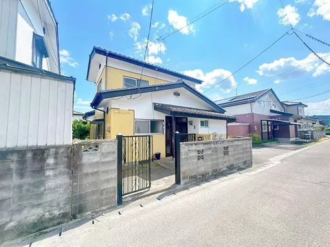Land area of 121 tsubo, 5DK suitable for families or those with a lot of belongings.