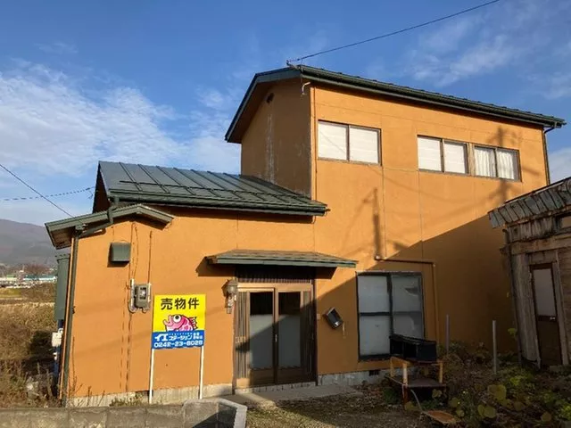This is a two-story house with 6DK. It has many rooms, making it suitable for large families.