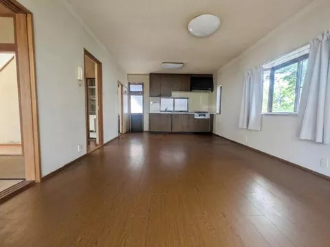 Living room with three-sided lighting / 3LDK residence with a well-maintained garden and parking for 2 cars - Image 1